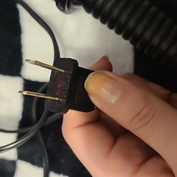 1 1/2 Inch Curling Iron - Picture 3 of 3